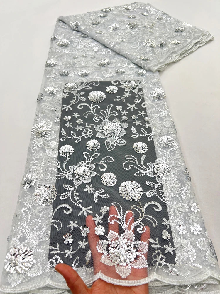 ثوب تُل فرنسي طول 4.5 متر في عرض 120 سنتمتر من الدانتيل الفاخر المطرز بالزهور و بالترتر و الخرز