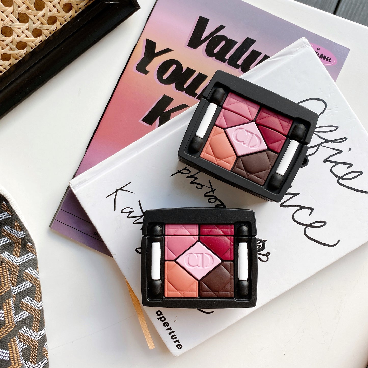 Stereo eye shadow headset case